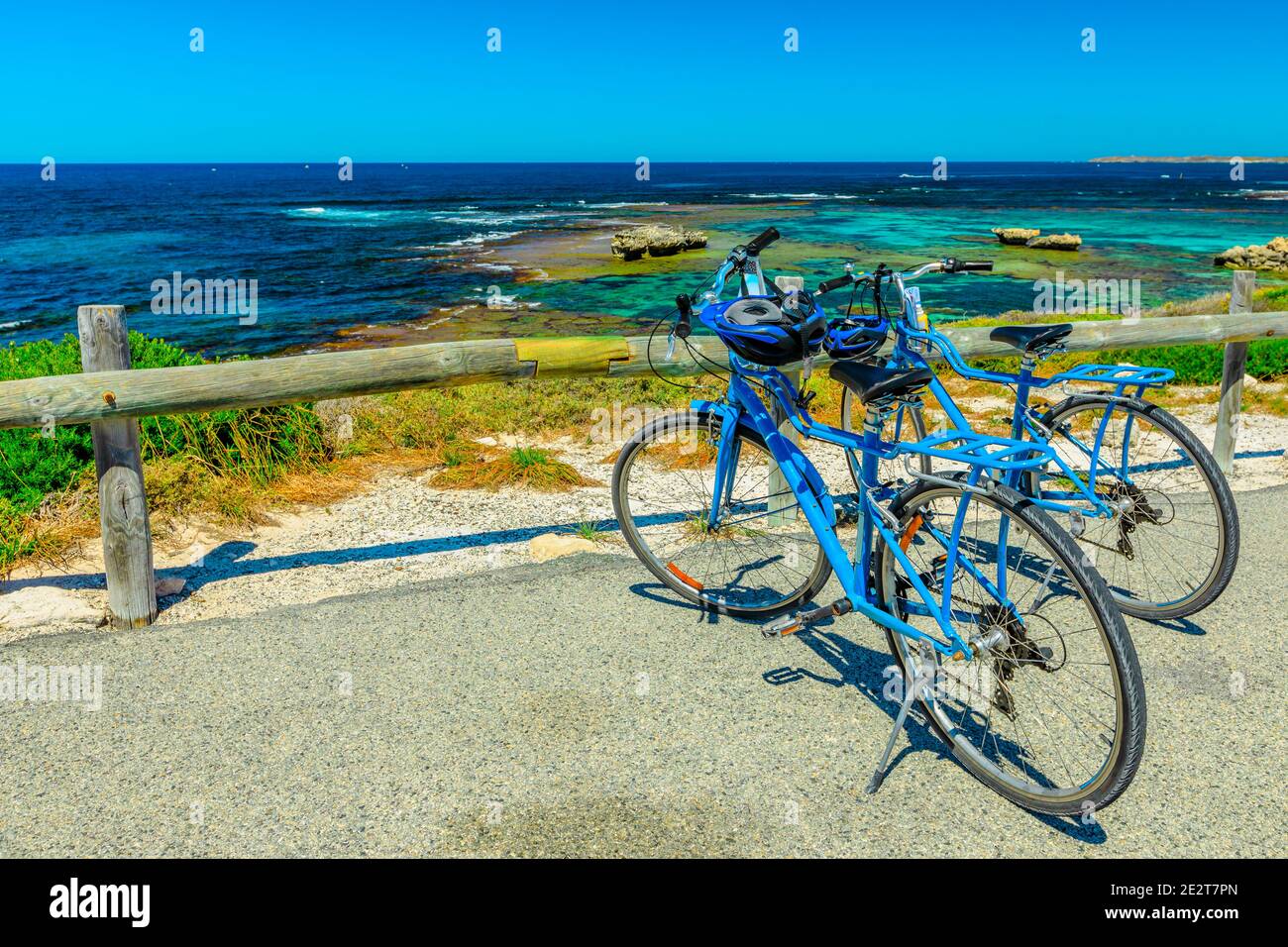 Biciclette turistiche parcheggiate al Parker Point, un punto panoramico che si affaccia sulle spiagge tropicali e bianche incontaminate della Rottnest Island dell'Australia Occidentale, una popolare Foto Stock