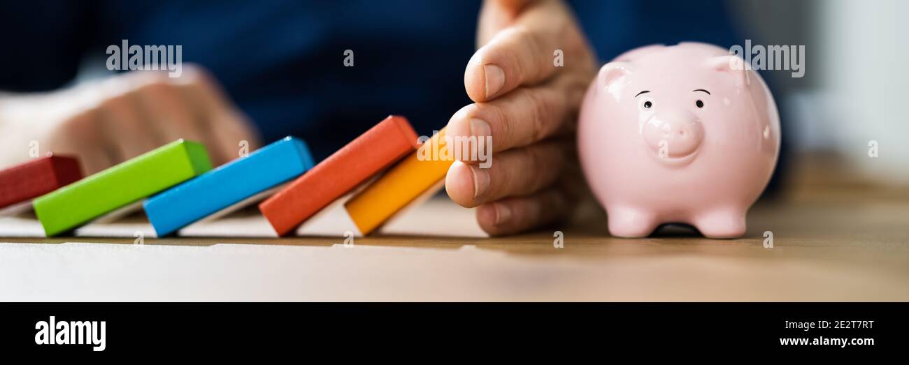 Gestione e protezione del denaro. Arresto manuale Dominoes Foto Stock