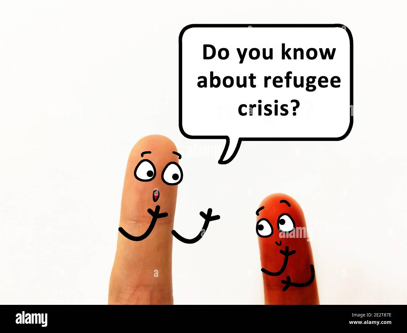 Due dita sono decorate come due persone. Uno di loro chiede a un altro se sa della crisi dei rifugiati. Foto Stock