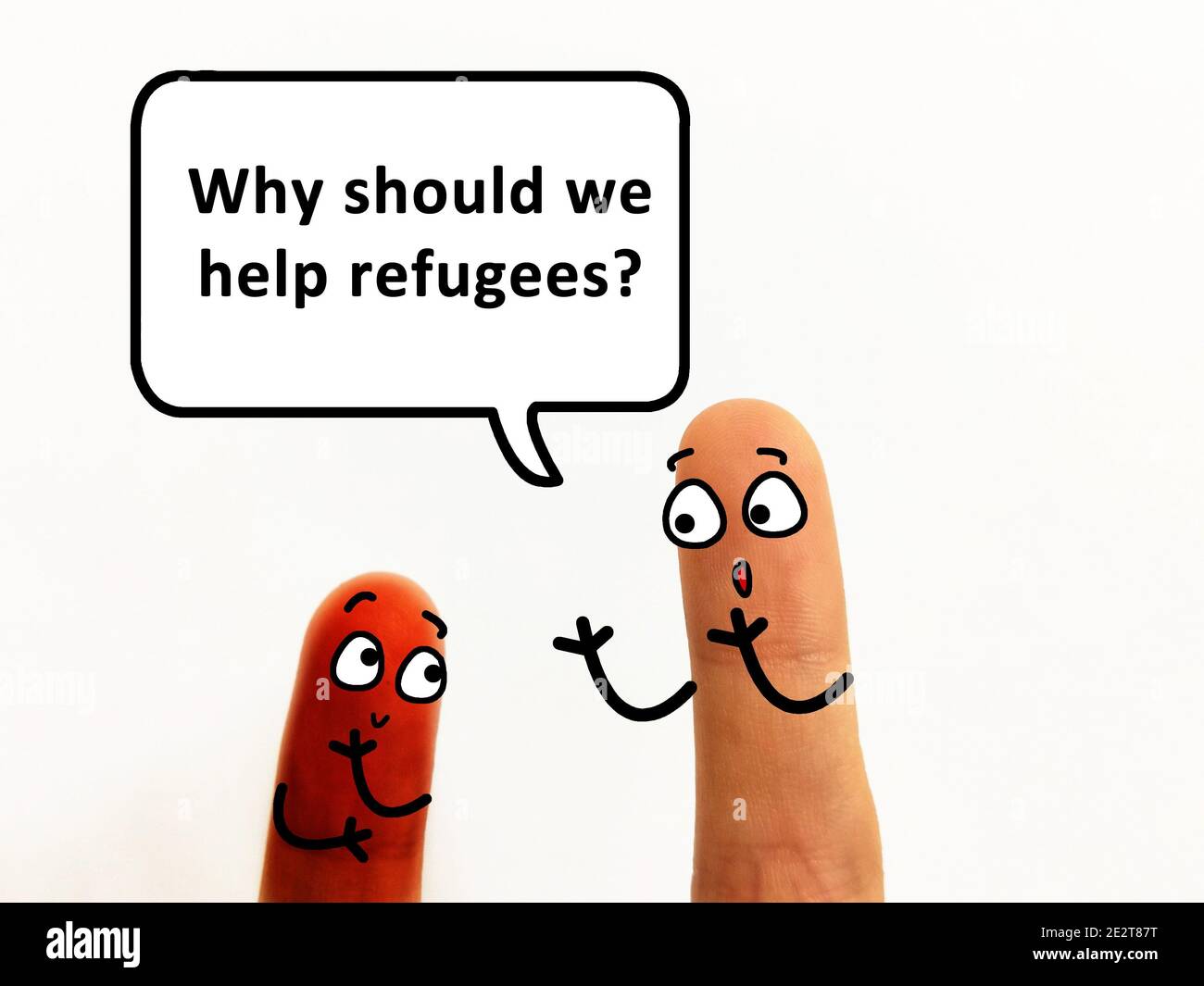 Due dita sono decorate come due persone. Uno di loro si chiede un altro perché dovrebbero aiutare i rifugiati. Foto Stock