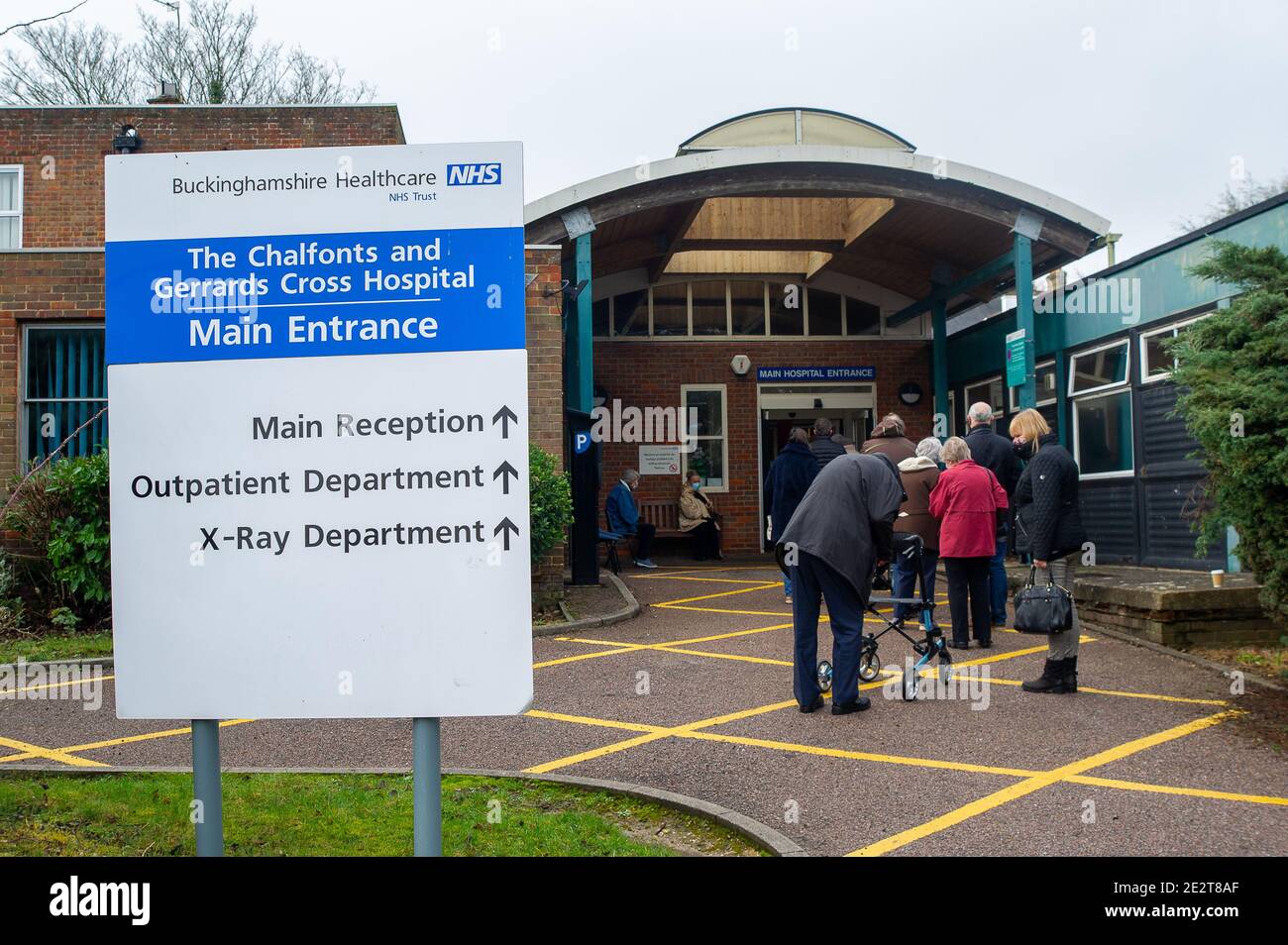 Chalfont St Peter, Buckinghamshire, Regno Unito. 15 gennaio 2021. È stata una mattinata impegnativa al Chalfonts and Gerrards Cross Hospital di Chalfont San Pietro, in quanto molti anziani si sono accodati per la vaccinazione del Covid-19. Lo scopo del Consiglio del Buckinghamshire è che a tutti i residenti di età superiore ai 80 anni sarà stato offerto un appuntamento per la vaccinazione attraverso il loro GP entro la fine di gennaio 2021. Credit: Maureen McLean/Alamy Live News Foto Stock