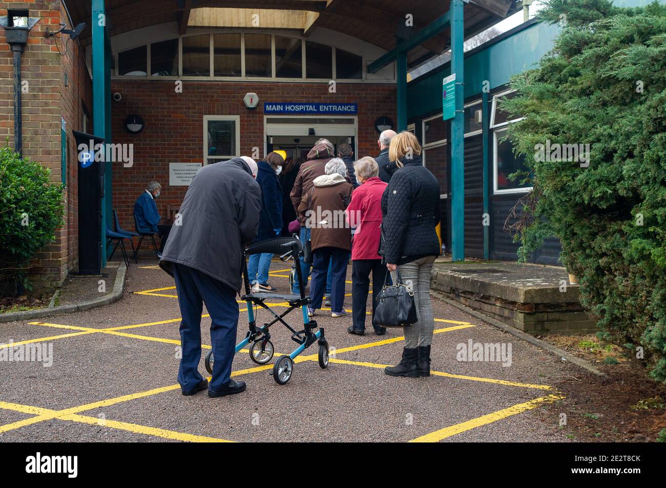 Chalfont St Peter, Buckinghamshire, Regno Unito. 15 gennaio 2021. È stata una mattinata impegnativa al Chalfonts and Gerrards Cross Hospital di Chalfont San Pietro, in quanto molti anziani si sono accodati per la vaccinazione del Covid-19. Lo scopo del Consiglio del Buckinghamshire è che a tutti i residenti di età superiore ai 80 anni sarà stato offerto un appuntamento per la vaccinazione attraverso il loro GP entro la fine di gennaio 2021. Credit: Maureen McLean/Alamy Live News Foto Stock