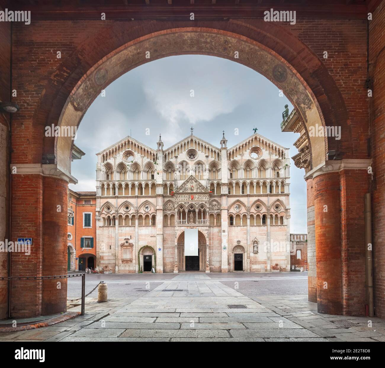 Ferrara, Italia. Vista della cattedrale attraverso l'arco (immagine HDR) Foto Stock
