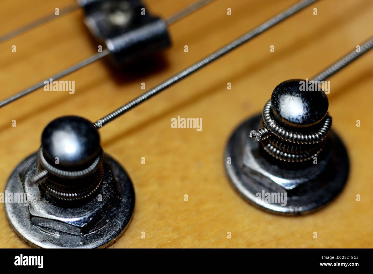 Sintonizzatori elettrici per chitarra con corde - primo piano - macro Foto Stock