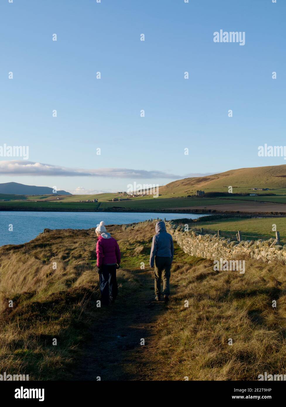 Madre e figlia camminano lungo il sentiero costiero, Orkney Isles Foto Stock