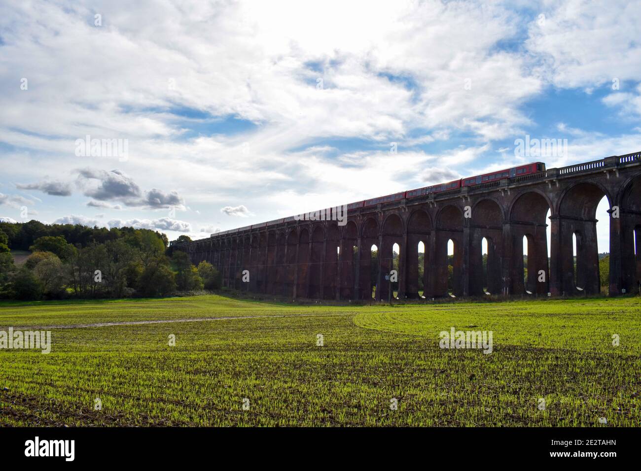 Ouse Valley Viaduct ponte con una traversata in treno, Haywards Heath, Regno Unito Foto Stock