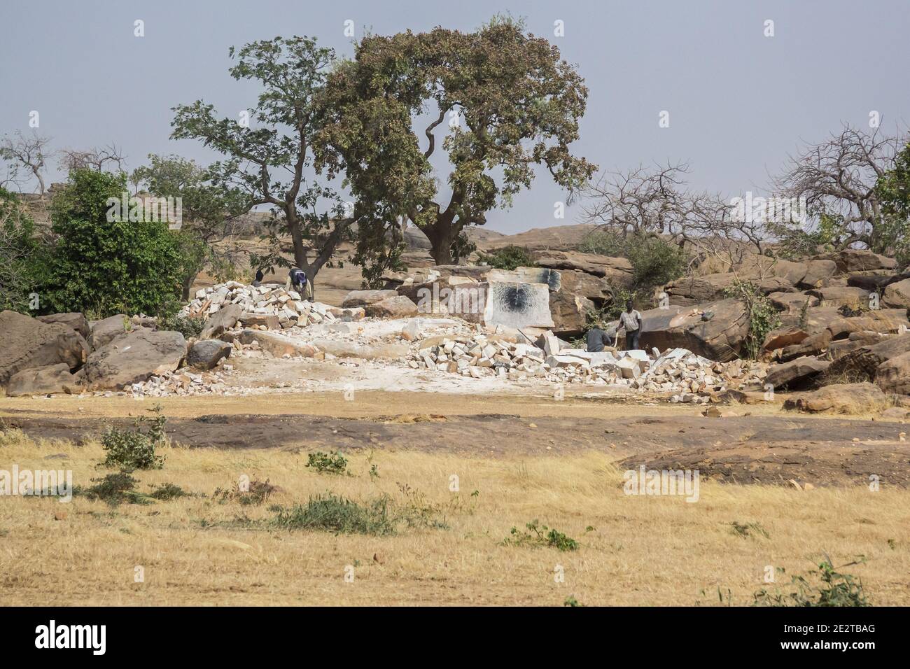 Adolescenti frantumazione di pietre in una cava di pietra vicino Segou, Mali Foto Stock