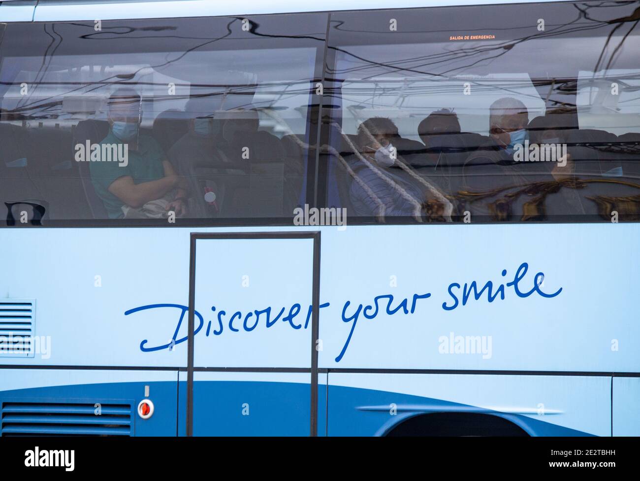 Las Palmas, Gran Canaria, Isole Canarie, Spagna. 15 gennaio 2021. I turisti indossano maschere sul pullman TUI quando arriva alla nave da crociera TUI a Las Palmas. Tutti i passeggeri arrivano con gli stessi voli TUI multipli dalla Germania, forniscono un test Covid negativo prima di lasciare la Germania e sono conformi ai rigorosi protocolli Covid a bordo. Le crociere interisole TUI sono ora in funzione da diverse settimane. Credit: Alan Dawson/Alamy Live News. Foto Stock