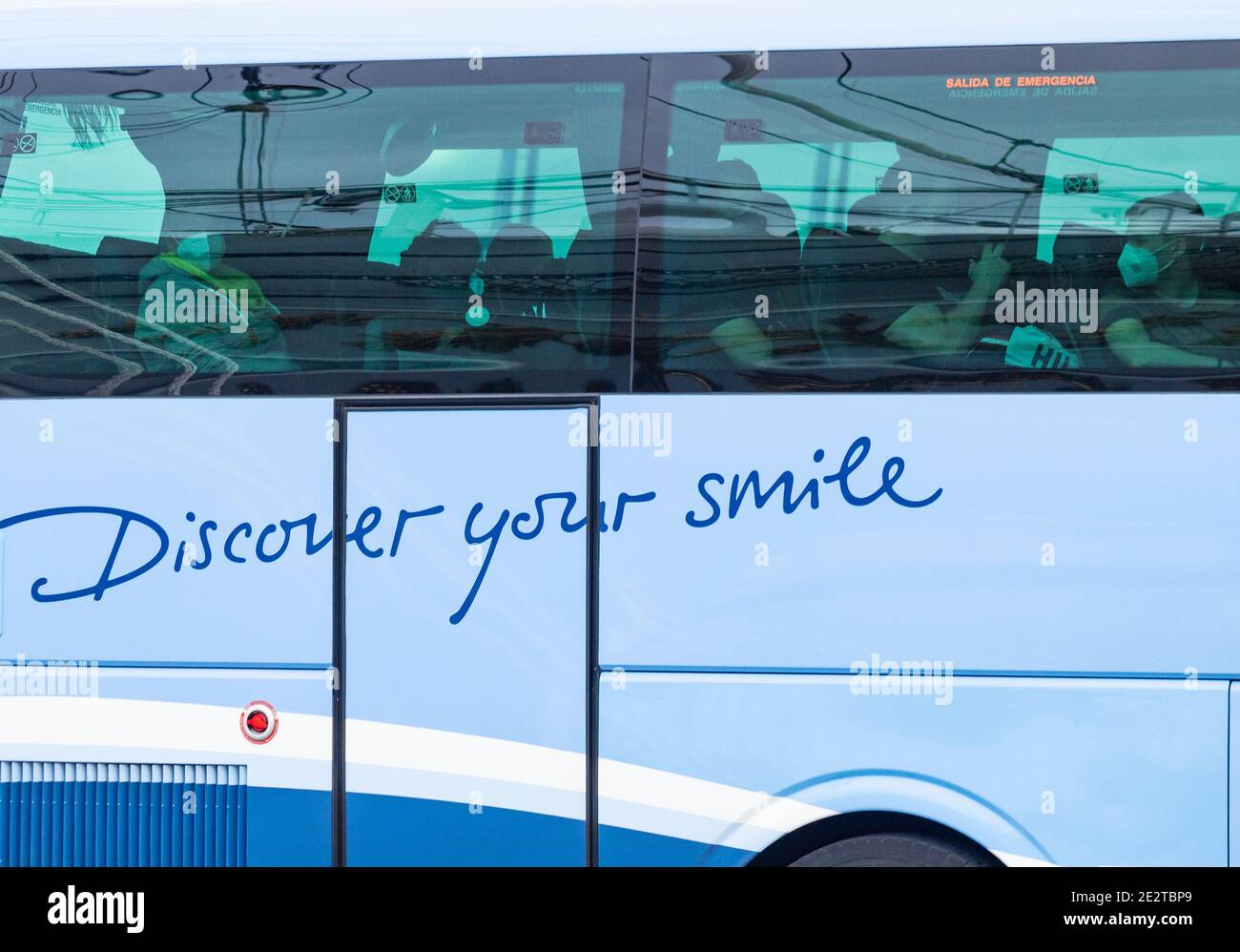 Las Palmas, Gran Canaria, Isole Canarie, Spagna. 15 gennaio 2021. I turisti indossano maschere sul pullman TUI quando arriva alla nave da crociera TUI a Las Palmas. Tutti i passeggeri arrivano con gli stessi voli TUI multipli dalla Germania, forniscono un test Covid negativo prima di lasciare la Germania e sono conformi ai rigorosi protocolli Covid a bordo. Le crociere interisole TUI sono ora in funzione da diverse settimane. Credit: Alan Dawson/Alamy Live News. Foto Stock