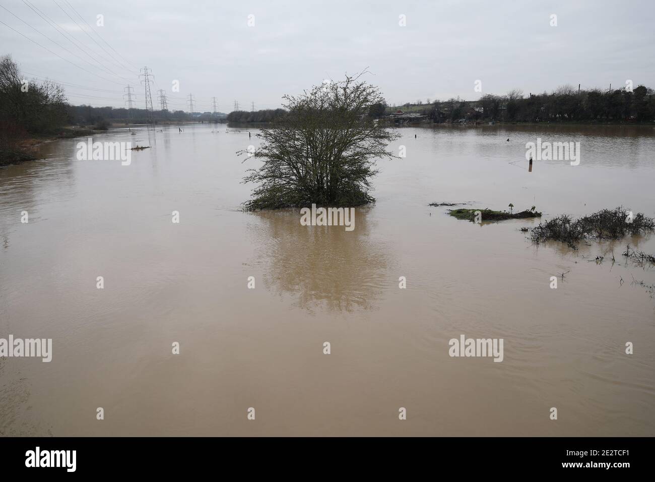 Inondazioni causate dal fiume Mardyke che ha sbuchito le sue rive vicino a North Stifford e Purfleet, nel sud dell'Essex, in quanto una grande fascia d'Inghilterra è stata coperta da 30 allerta alluvionale entro il venerdì di pranzo. Foto Stock