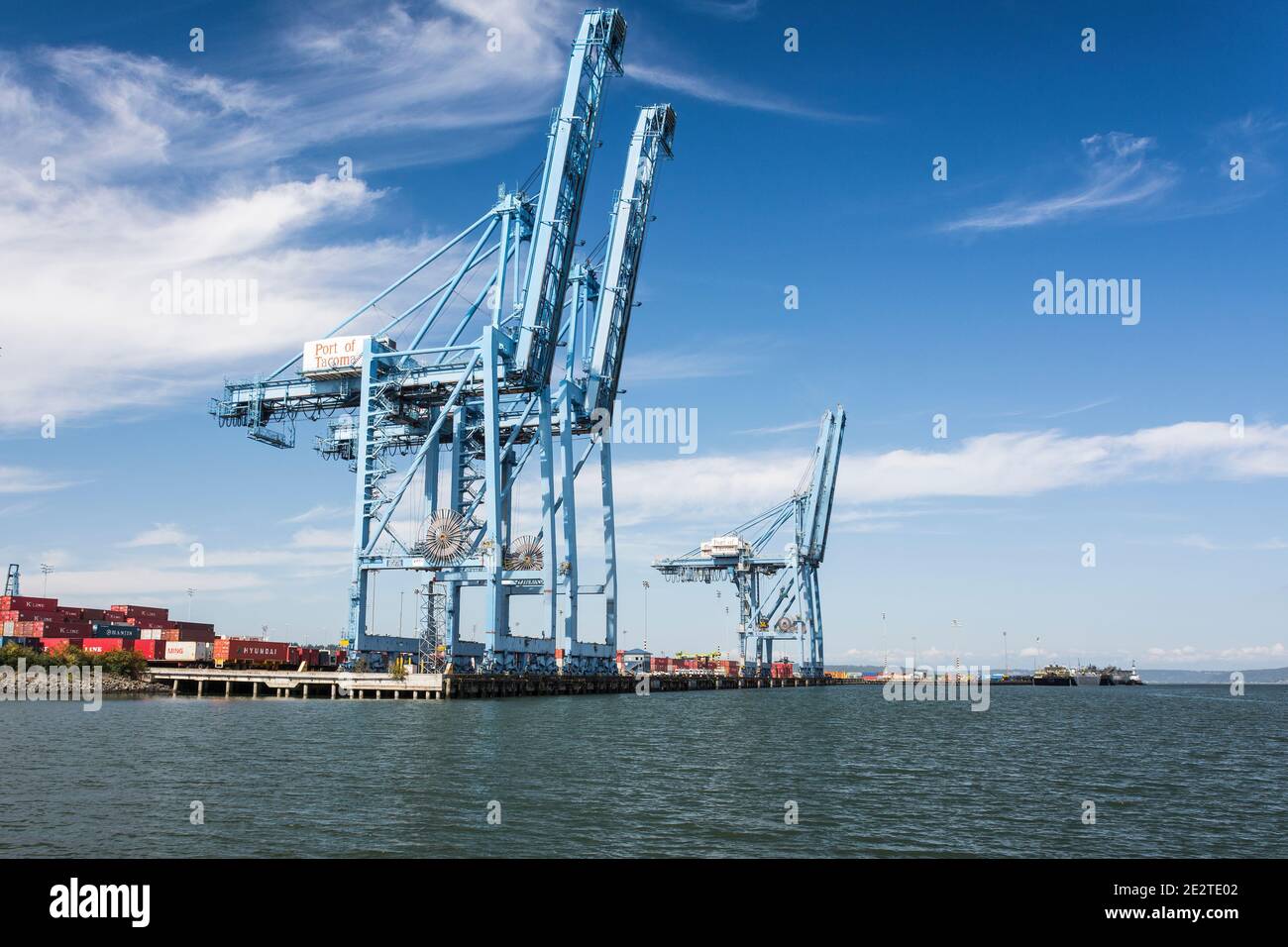 Il container viene messo in gru al terminal dei container Husky nel canale di Blair, nel porto di Tacoma, WA. Foto Stock