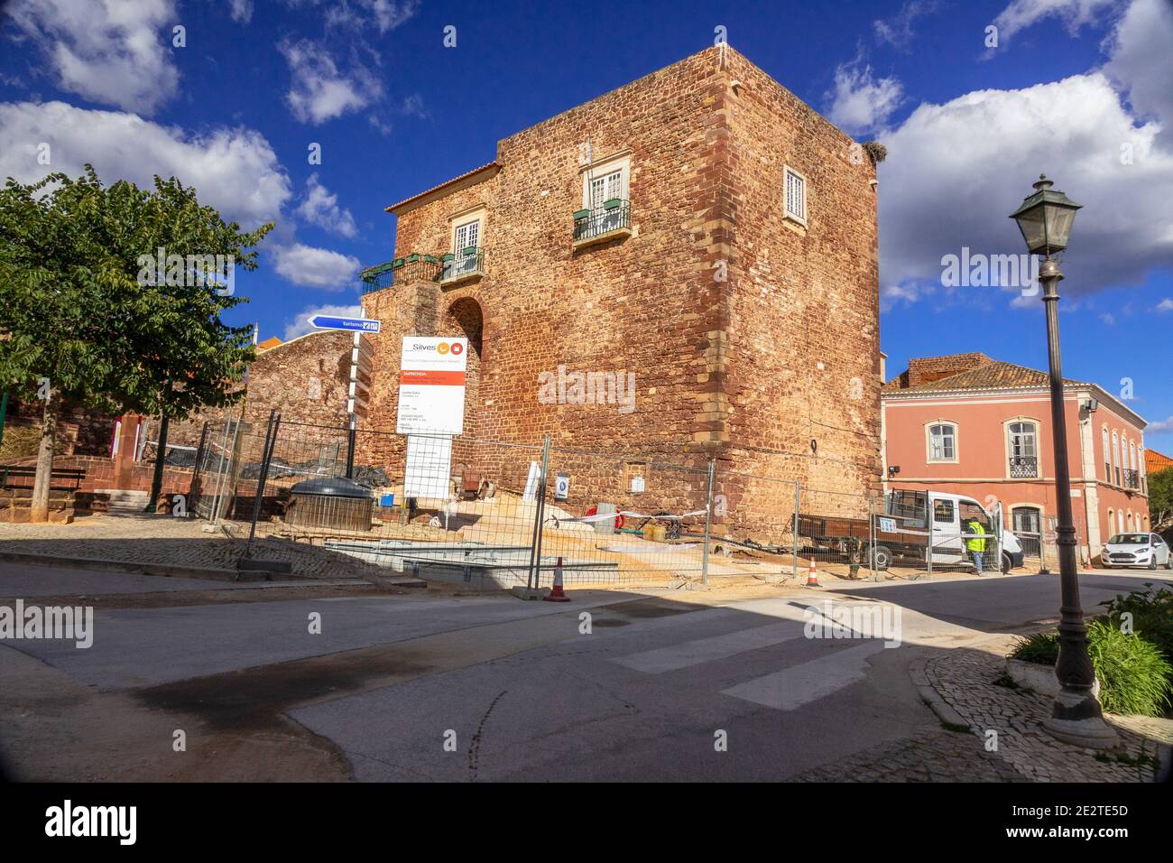 Silves Old City Gate Turret (Portas da Cidade de Silves), c'è City Construction Excavation di fronte al cancello edificio Silves, l'Algarve, Por Foto Stock