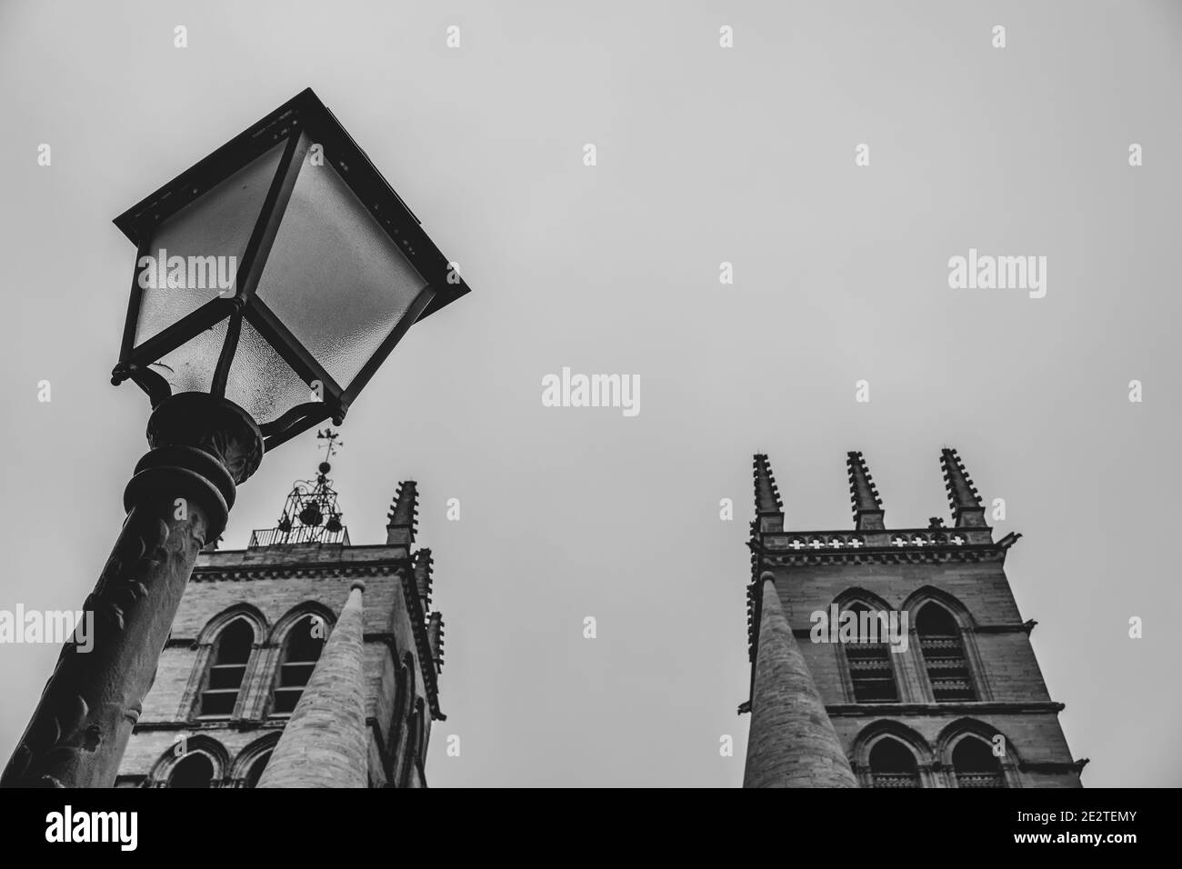 Lampada e i due campanili della Cattedrale di San Pietro Montpellier - Cathédrale Saint-Pierre de Montpellier. Bianco e nero. Foto Stock