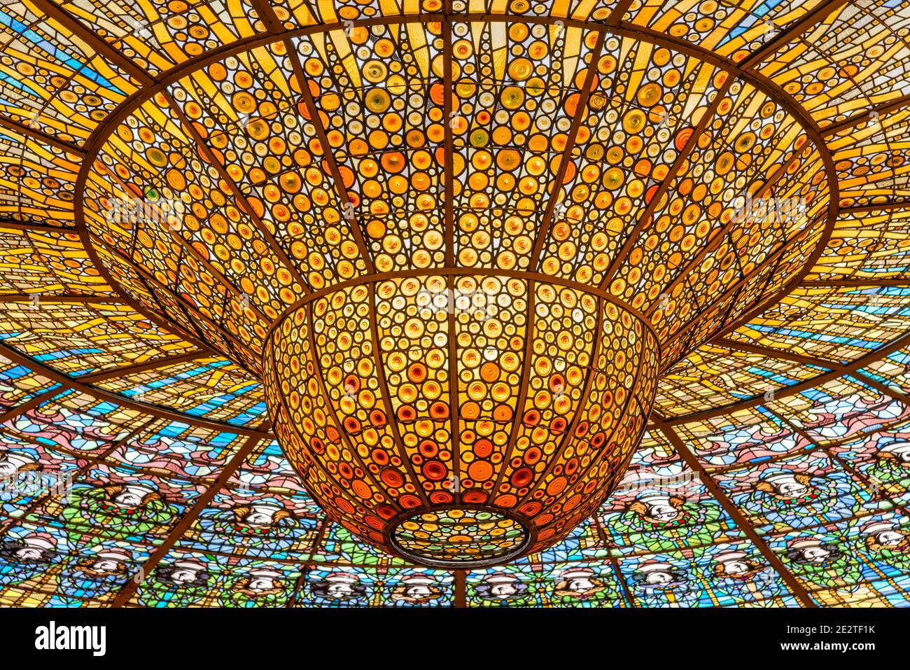 Lucernario in vetro colorato, Palazzo della sala concerti di musica catalana, Barcellona, Catalogna, Spagna Foto Stock