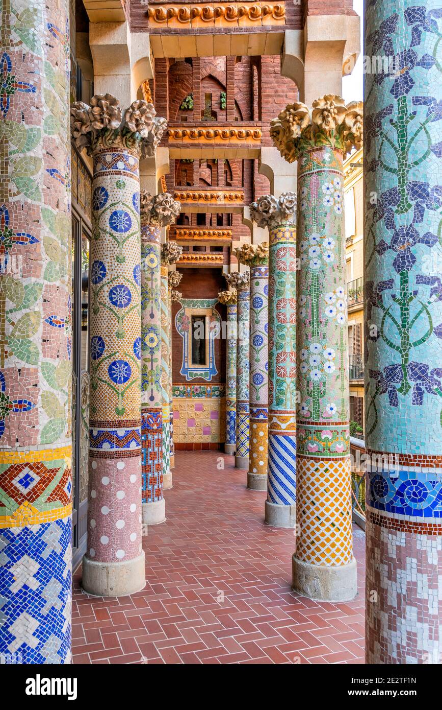 Colonne piastrellate con mosaici, Palazzo della sala concerti di musica catalana, Barcellona, Catalogna, Spagna Foto Stock