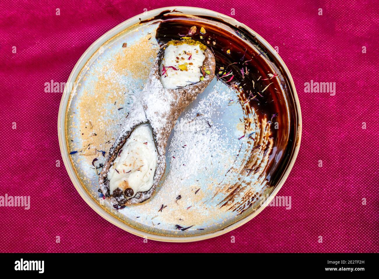 Tipici dolci siciliani di Cannoli serviti in un ristorante di Catania, Sicilia, Italia Foto Stock Tipici dolci siciliani di Cannoli serviti in un ristorante di Catania, Sicilia, Italia Foto Stock
