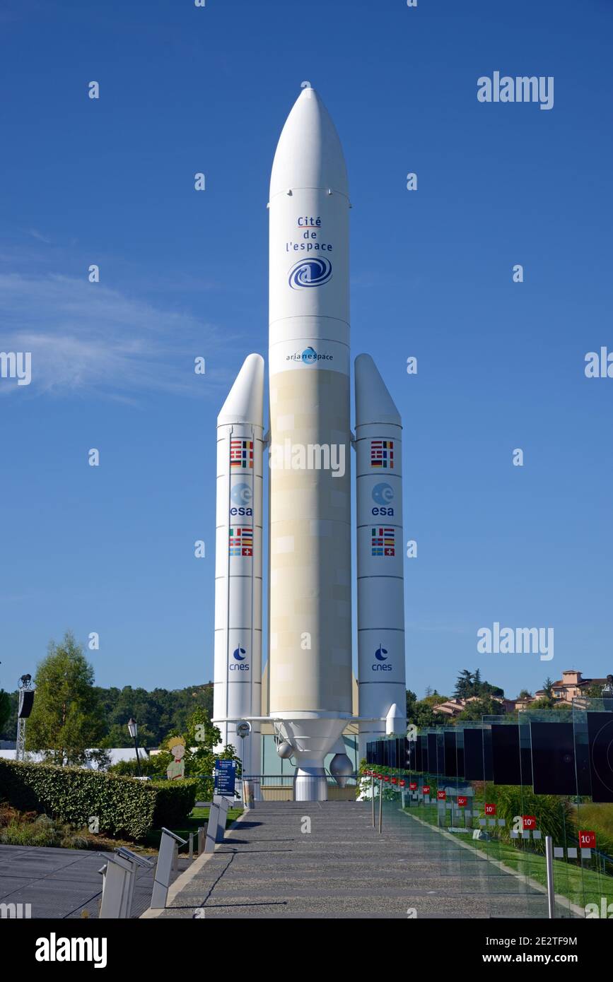 Modello in scala completa o riproduzione del razzo Ariane 5 al Cité de l'Espace, spazio o Spaceflight Parco a tema Toulouse France Foto Stock