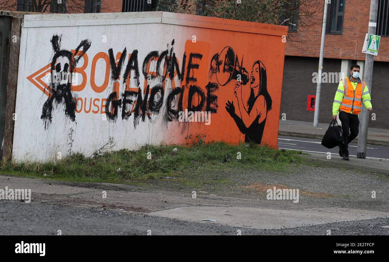 Graffiti anti-vaccinazione su un accaparramento nella parte nord di Dublino. L'Irlanda intende vaccinare 700,000 persone entro la fine di marzo e fino a quattro milioni entro la fine di settembre. Foto Stock