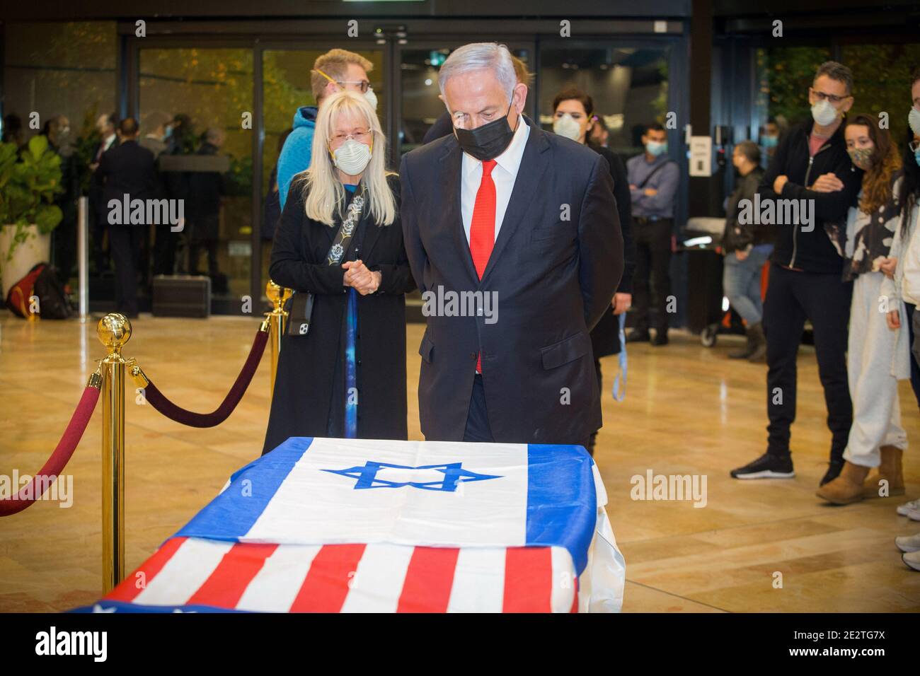 Lod, Israele. 14 gennaio 2021. Il primo ministro israeliano Benjamin Netanyahu si trova davanti al cazzo di Sheldon Adelson, con la moglie Miriam Adelson, all'arrivo all'aeroporto ben Gurion, vicino alla città di Lod, Israele, giovedì 14 gennaio 2021. Adelson, il magnate miliardario e broker di potere che ha costruito un impero di casinò che spazia da Las Vegas alla Cina e divenne una forza singolare nella politica nazionale e internazionale degli Stati Uniti è morto dopo una lunga malattia, sua moglie ha detto Martedì, 12 gennaio 2021. Foto in piscina di Ami Shooman/UPI Credit: UPI/Alamy Live News Foto Stock