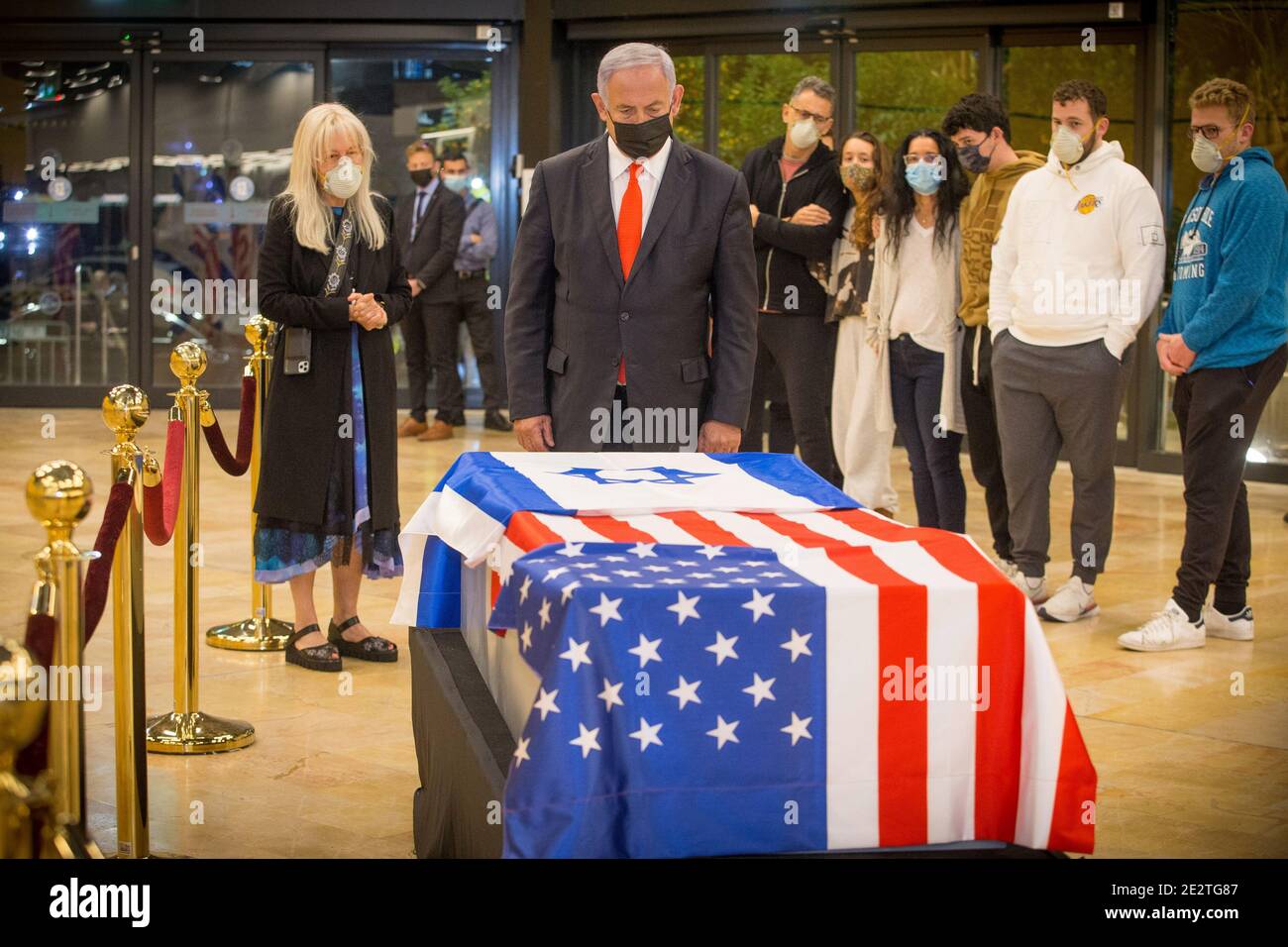 Lod, Israele. 14 gennaio 2021. Il primo ministro israeliano Benjamin Netanyahu si trova davanti al cazzo di Sheldon Adelson all'arrivo all'aeroporto ben Gurion, vicino alla città di Lod, Israele, giovedì 14 gennaio 2021. La famiglia di Adelson, compresa la moglie Miriam, a sinistra, è presente. Adelson, il magnate miliardario e broker di potere che ha costruito un impero di casinò che spazia da Las Vegas alla Cina e divenne una forza singolare nella politica nazionale e internazionale degli Stati Uniti è morto dopo una lunga malattia, sua moglie ha detto Martedì, 12 gennaio 2021. Foto in piscina di Ami Shooman/UPI Credit: UPI/Alamy Live News Foto Stock