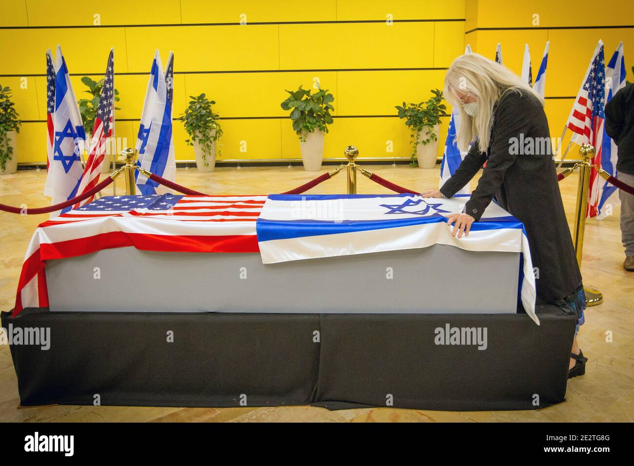 Lod, Israele. 14 gennaio 2021. Miriam Adelson tocca il cazzo del marito, Sheldon Adelson all'arrivo all'aeroporto ben Gurion, vicino alla città di Lod, Israele, giovedì 14 gennaio 2021. Adelson, il magnate miliardario e broker di potere che ha costruito un impero di casinò che spazia da Las Vegas alla Cina e divenne una forza singolare nella politica nazionale e internazionale degli Stati Uniti è morto dopo una lunga malattia, sua moglie ha detto Martedì, 12 gennaio 2021. Foto in piscina di Ami Shooman/UPI Credit: UPI/Alamy Live News Foto Stock