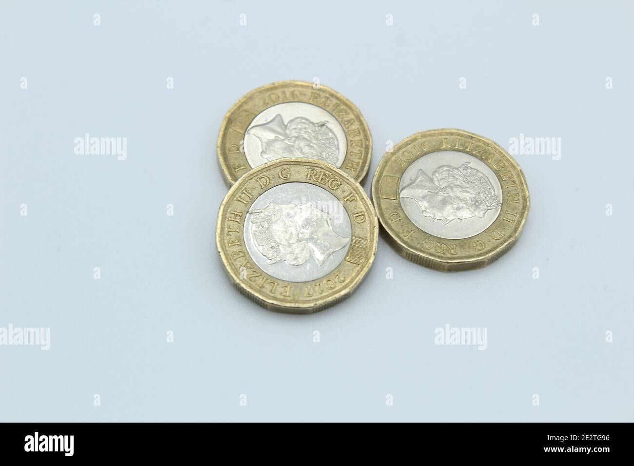 Monete di grande valuta britannica della sterlina, compresi contanti e monete su terreno piano posteriore Foto Stock