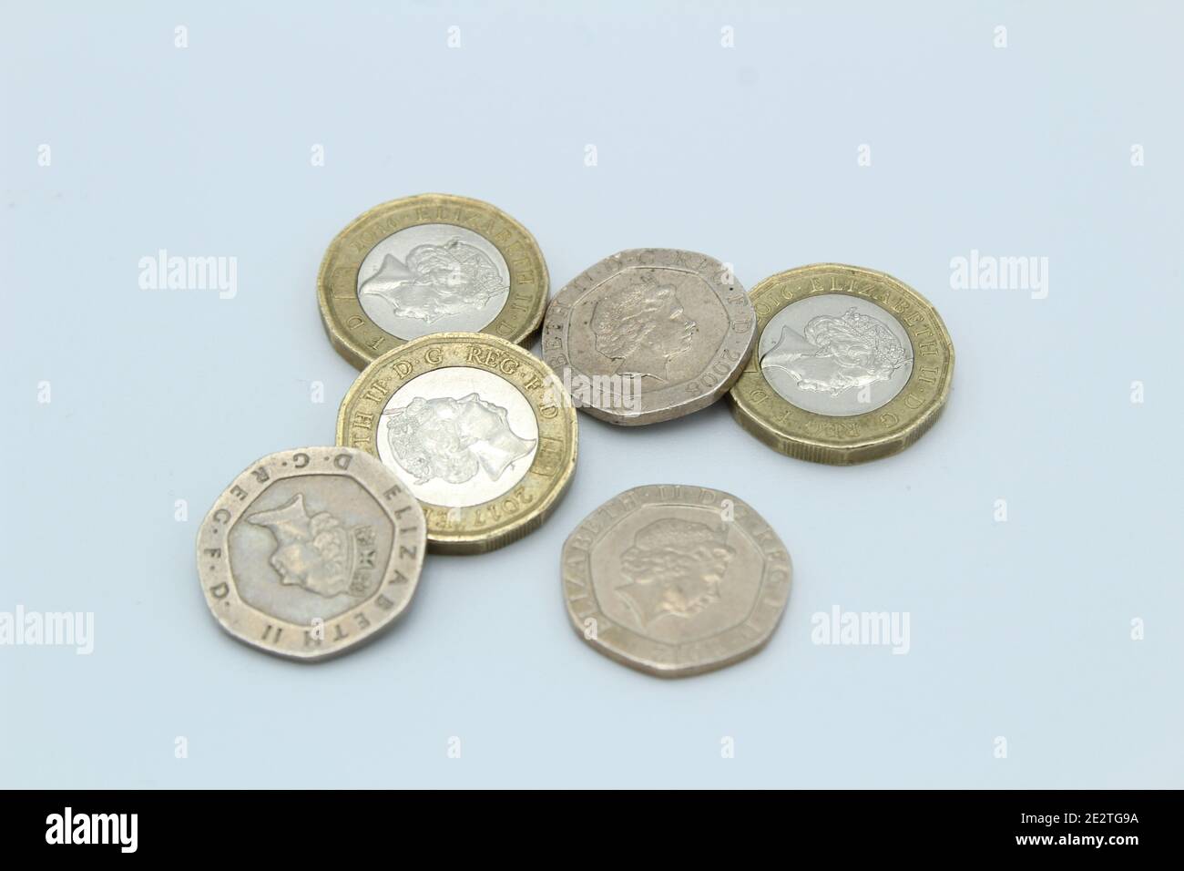 Monete di grande valuta britannica della sterlina, compresi contanti e monete su terreno piano posteriore Foto Stock