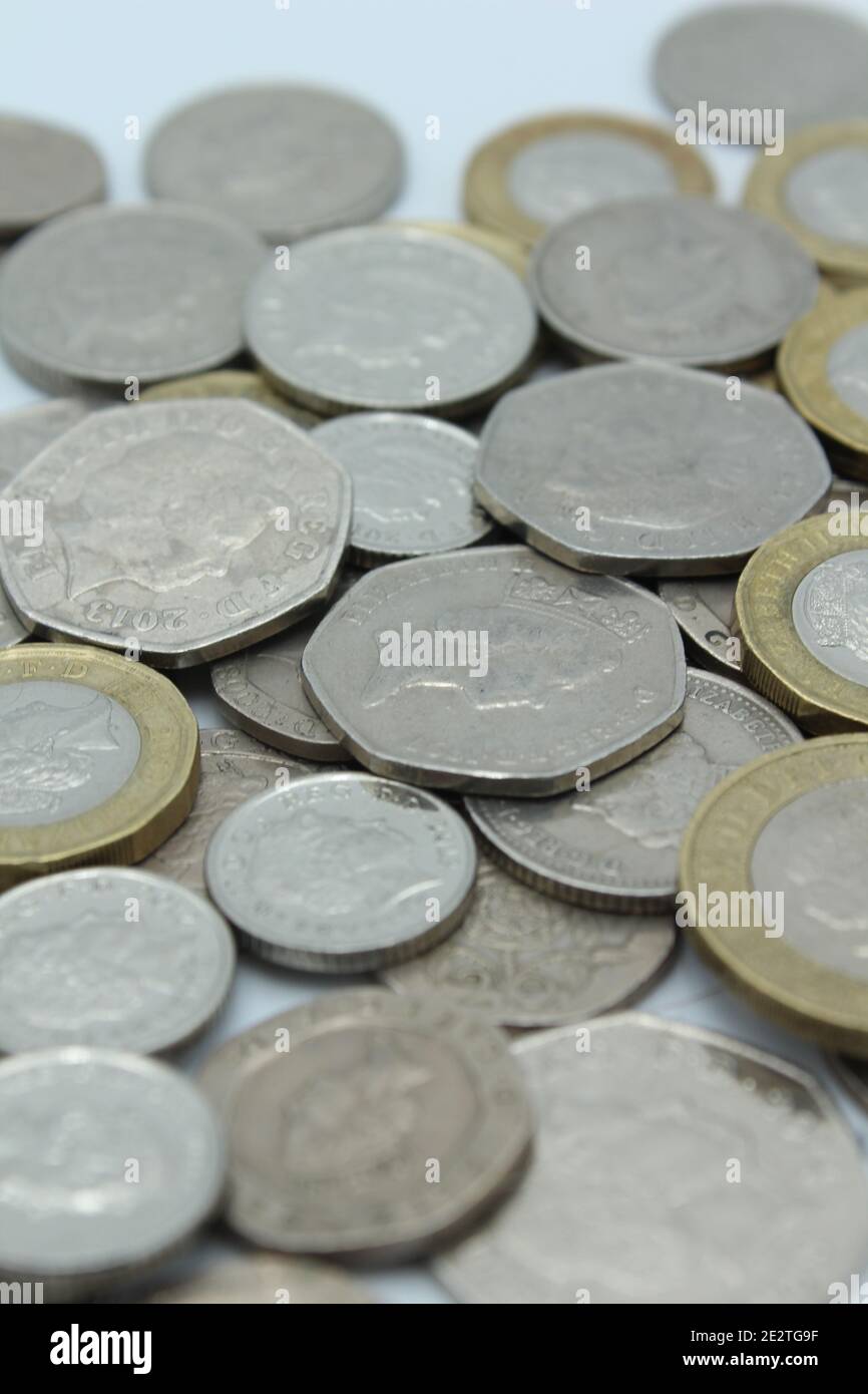 Pile di grandi monete inglesi, compresi contanti e monete Foto Stock
