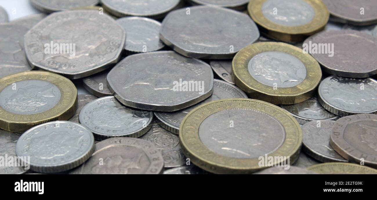 Pile di grandi monete inglesi, compresi contanti e monete Foto Stock