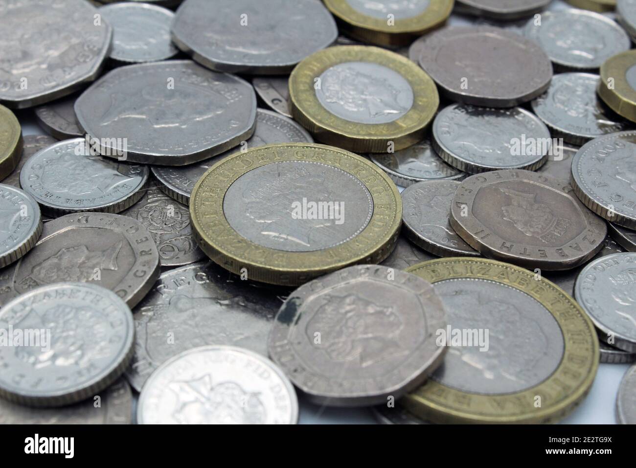 Pile di grandi monete inglesi, compresi contanti e monete Foto Stock