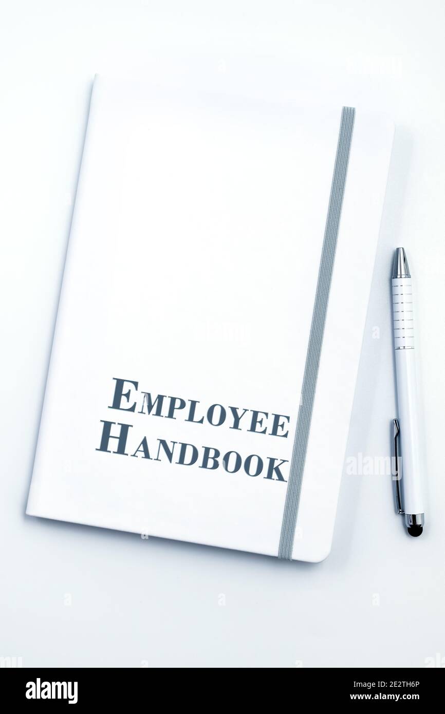 White Employee Handbook o manuale con penna bianca sulla superficie bianca del tavolo - la politica di gestione del personale, spiega gli obiettivi aziendali, i risultati, definisce la Leade Foto Stock
