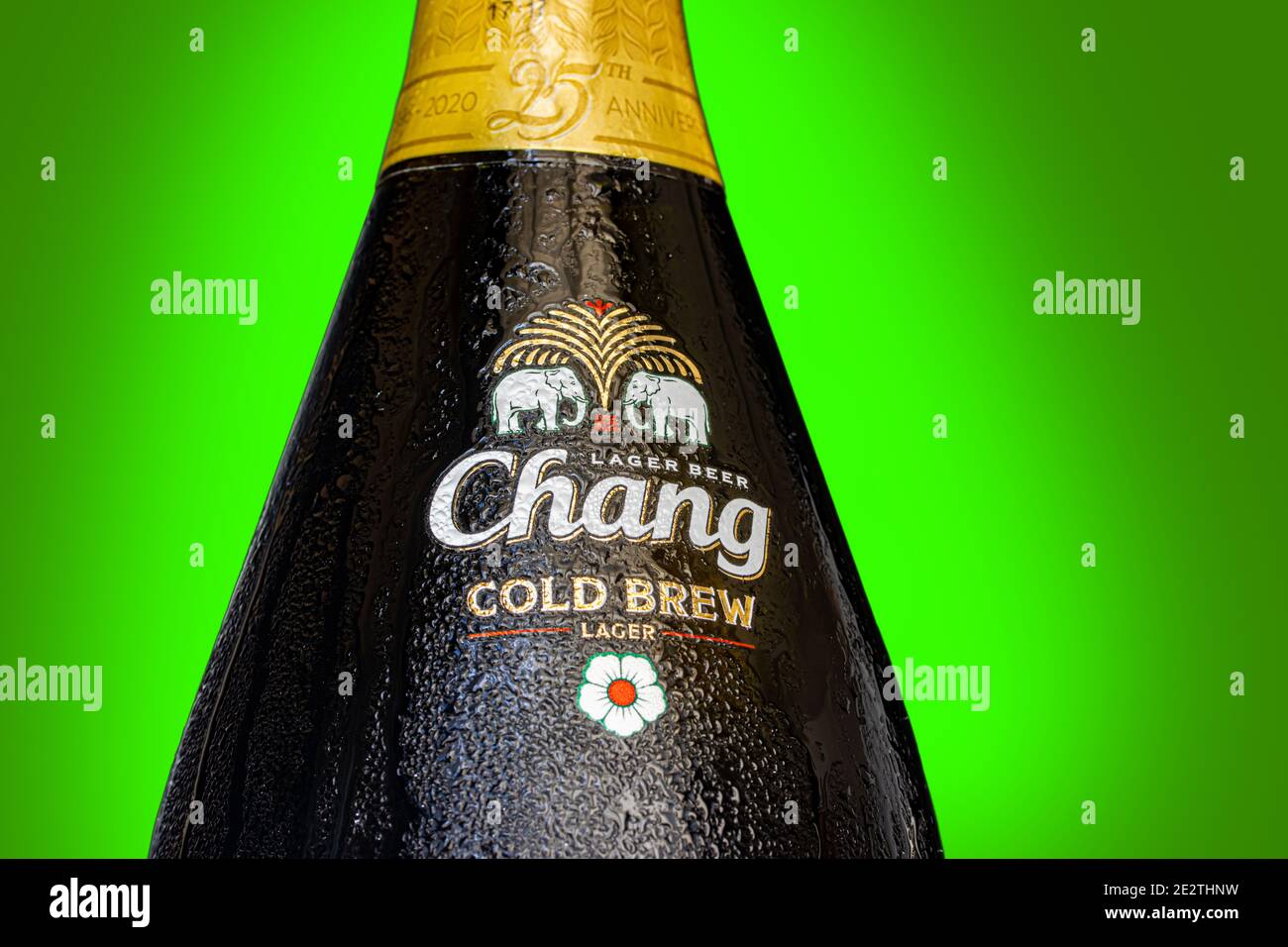 BANGKOK, THAILANDIA, GIU 01 2020, la bottiglia di birra di marca Chang, primo piano. Una tradizionale bevanda alcolica Tailandese - birra fredda con il logo Chang. Foto Stock