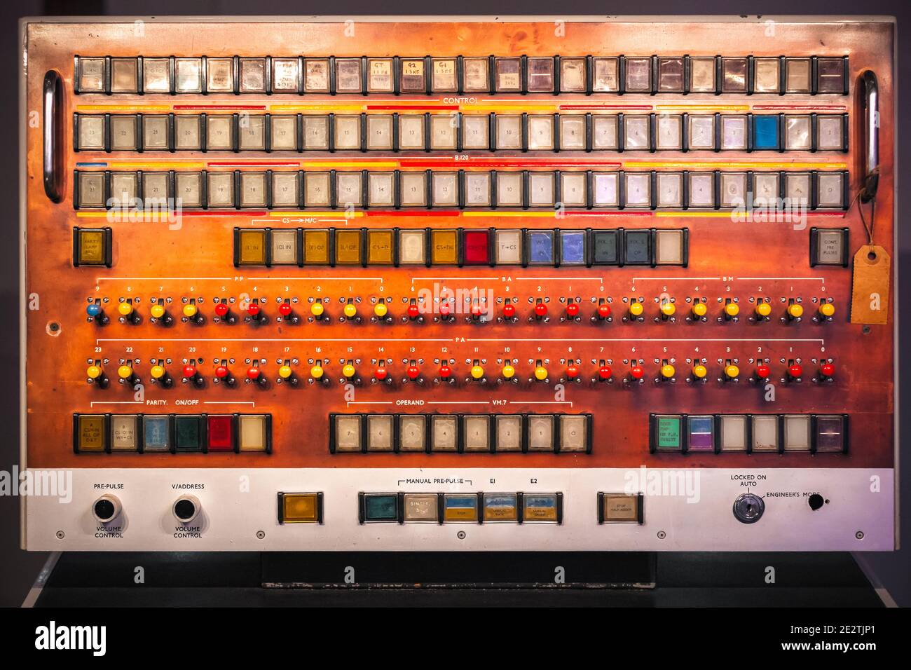 Londra, Regno Unito - 17 gennaio 2020 - Early computer, Ferranti Atlas computer Console datata 1964 in mostra al Science Museum di Londra Foto Stock