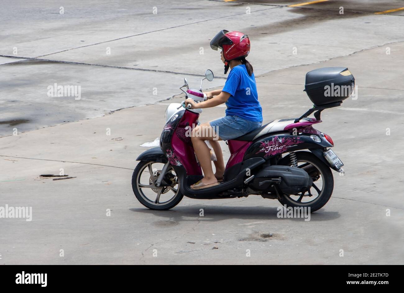 SAMUT PRAKAN, THAILANDIA, 21 2020 LUGLIO, UNA donna con casco cavalcare una moto Foto Stock