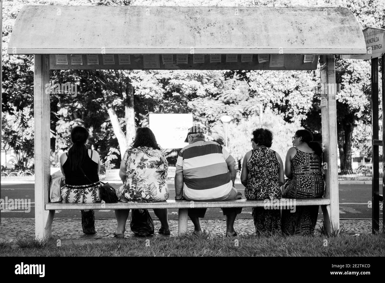 Ibitinga, São Paulo / Brasile - 04, 08, 2018: Gruppo di persone seduto ad una stazione degli autobus in attesa di trasporto pubblico Foto Stock