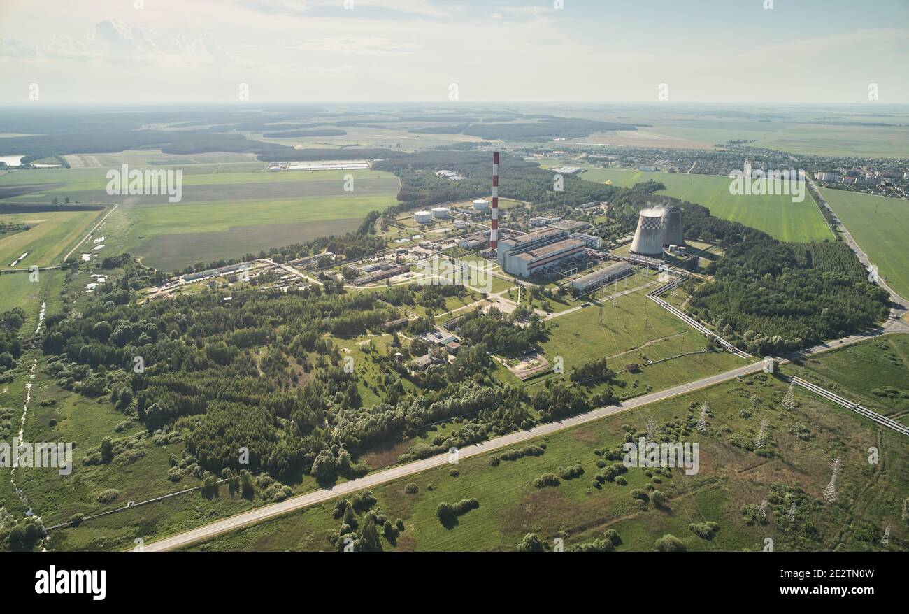 Grande camino sulla fabbrica aria drone vista in giornata di sole Foto Stock