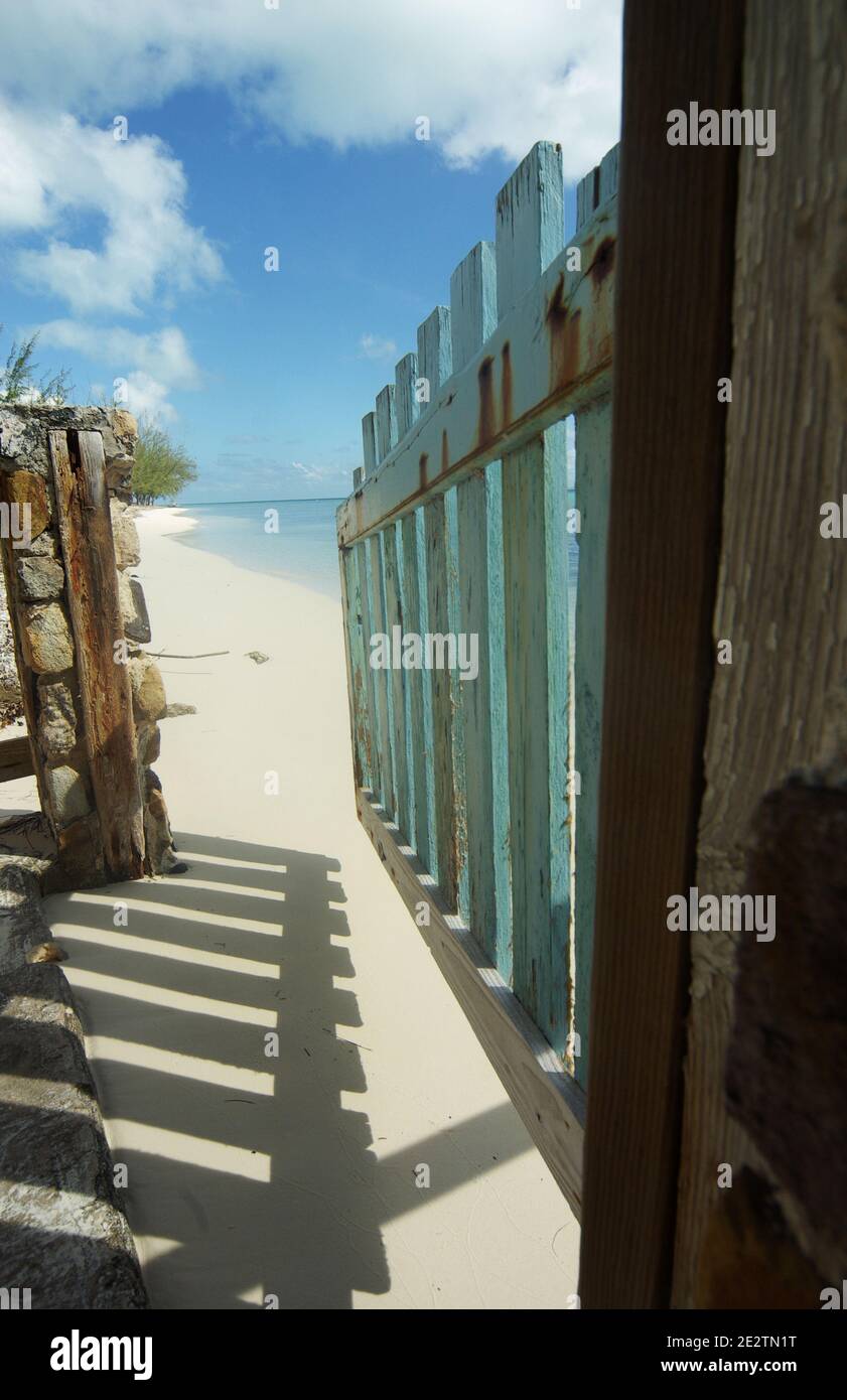 Apri cancello blu di legno per la spiaggia Foto Stock