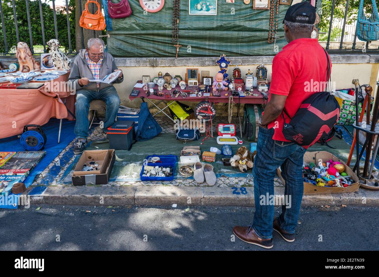 Stand Bric-a-brac al Mercado de Santa Clara (Feira da Ladra, mercato dei ladri), mercato delle pulci in piazza campo de Santa Clara a Lisbona, Portogallo Foto Stock