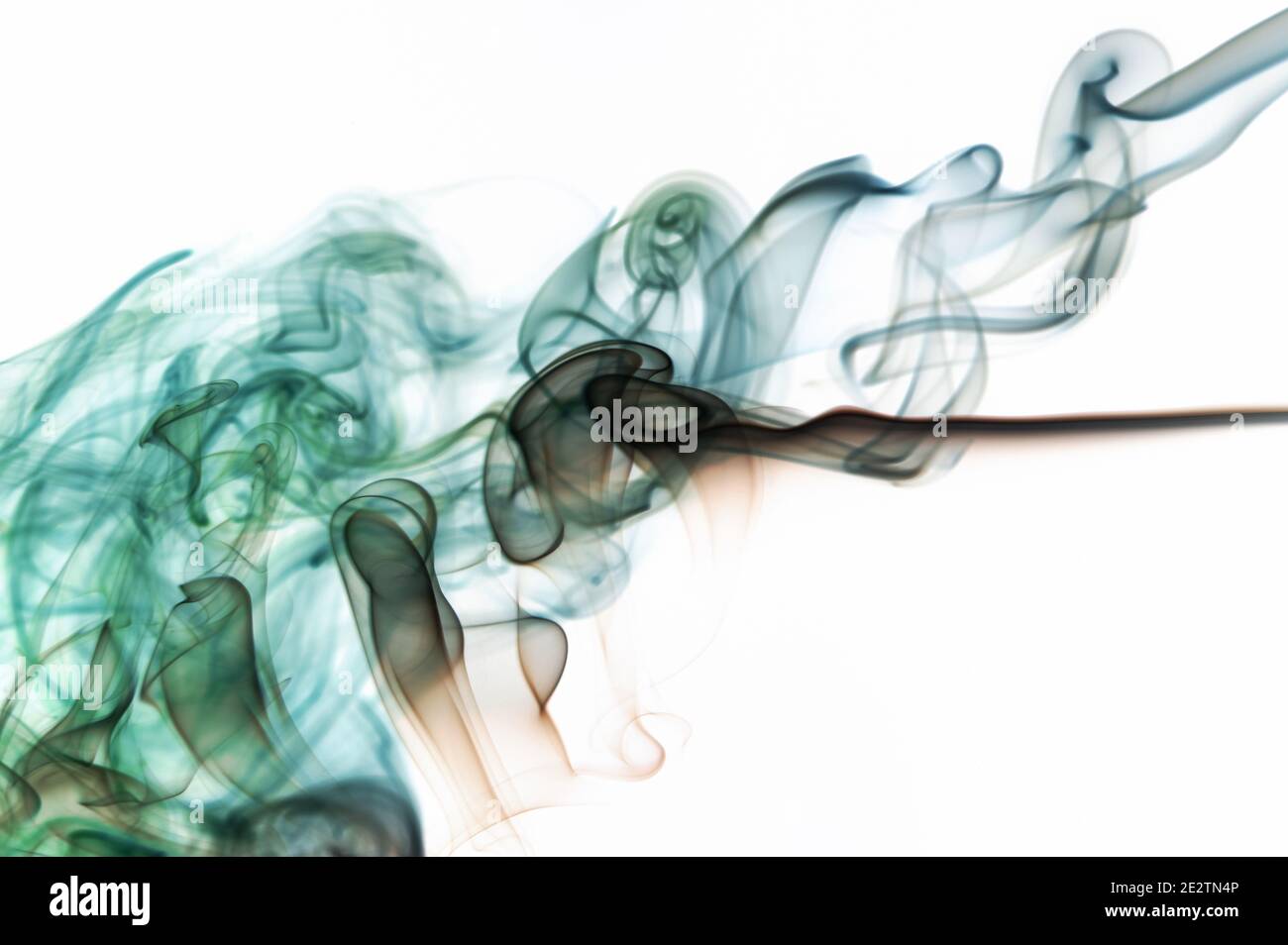 Aria fumo rotazioni colorate su sfondo bianco isolato Foto Stock