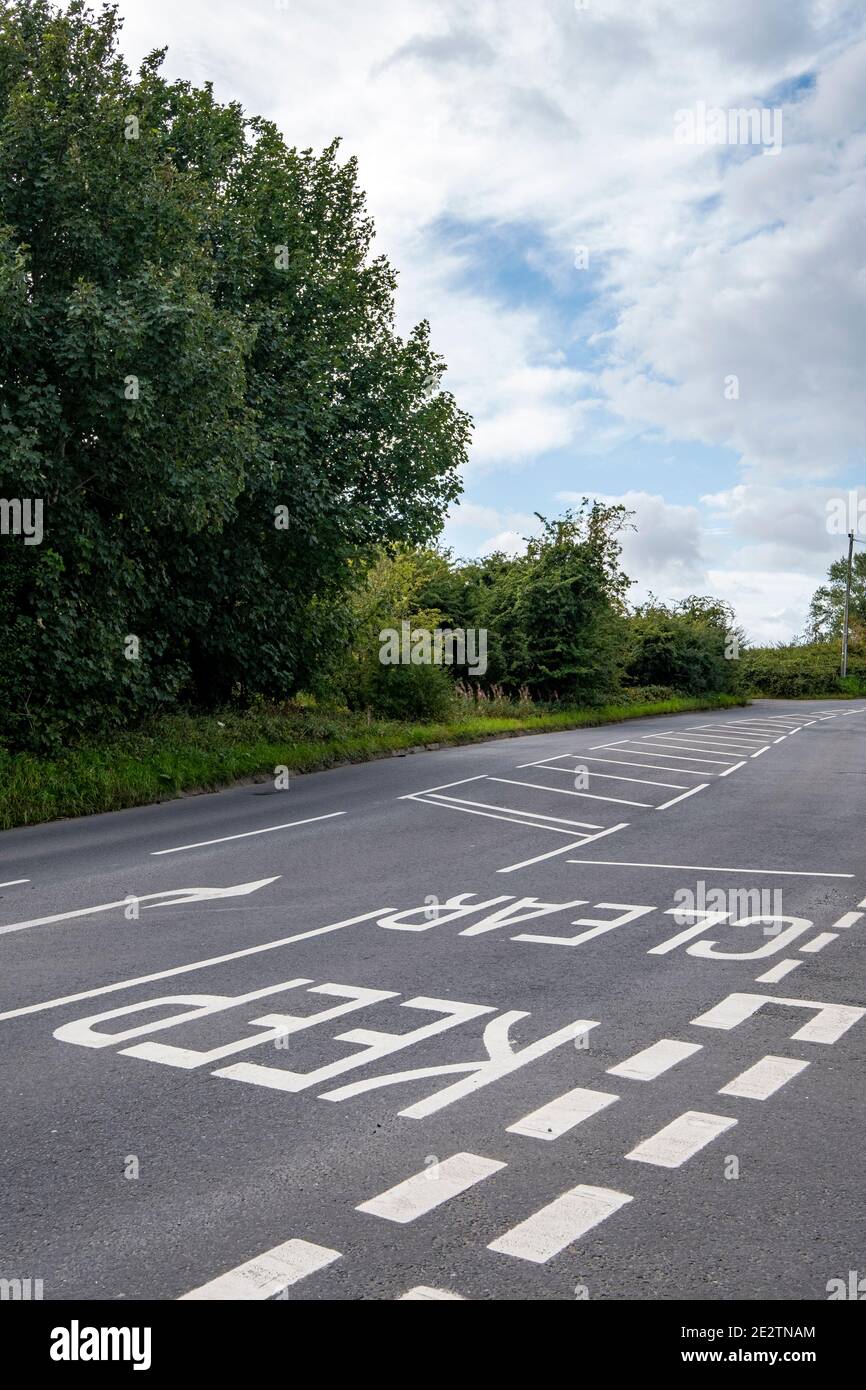 Tenere chiaro informazioni sul traffico dipinto su strada asfaltata a Cheshire REGNO UNITO Foto Stock