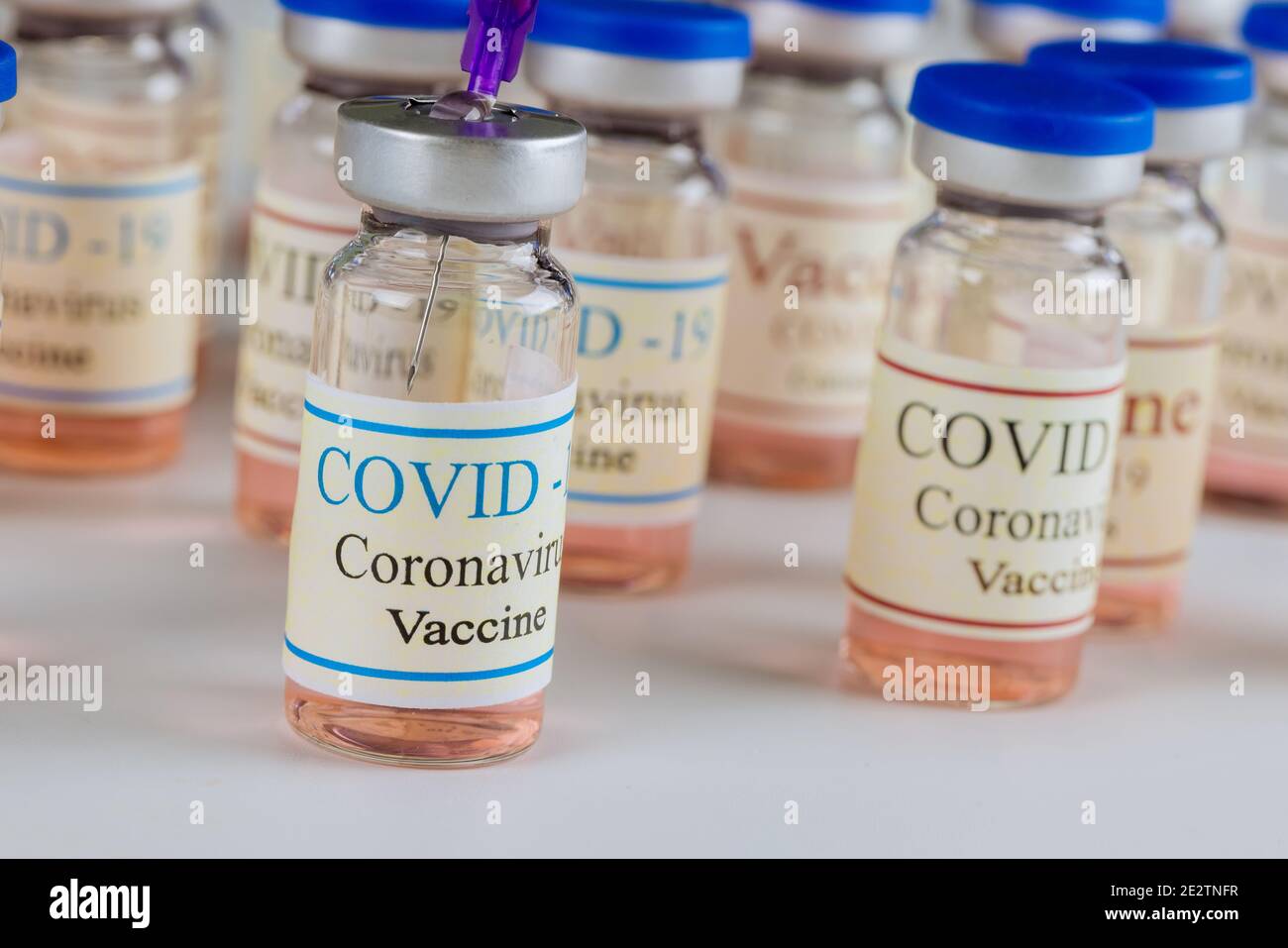 Flaconcini di vetro vaccino con coronavirus Covid-19 con vaccinazione contro il virus epidemico 2019-nCoV. Foto Stock