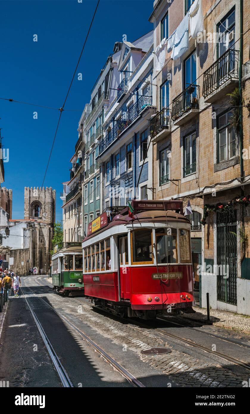 Tram a Rua Augusto Rosa, Cattedrale in distanza, quartiere Alfama, Lisbona, Portogallo Foto Stock