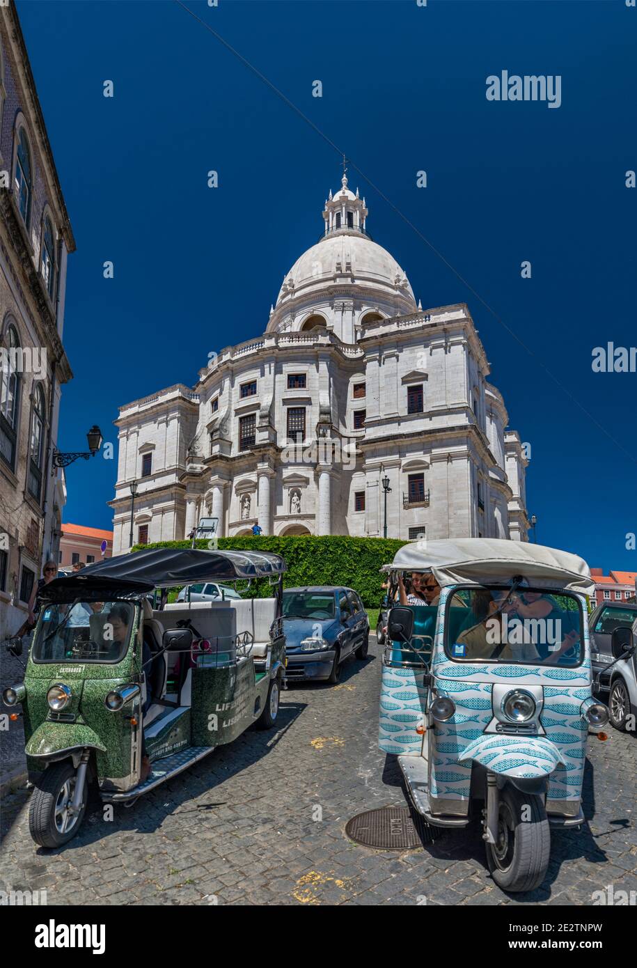 Veicolo a tre ruote per i turisti, Pantheon Nazionale ex Chiesa di Santa Engracia, Piazza campo de Santa Clara, quartiere Alfama, Lisbona, Portogallo Foto Stock
