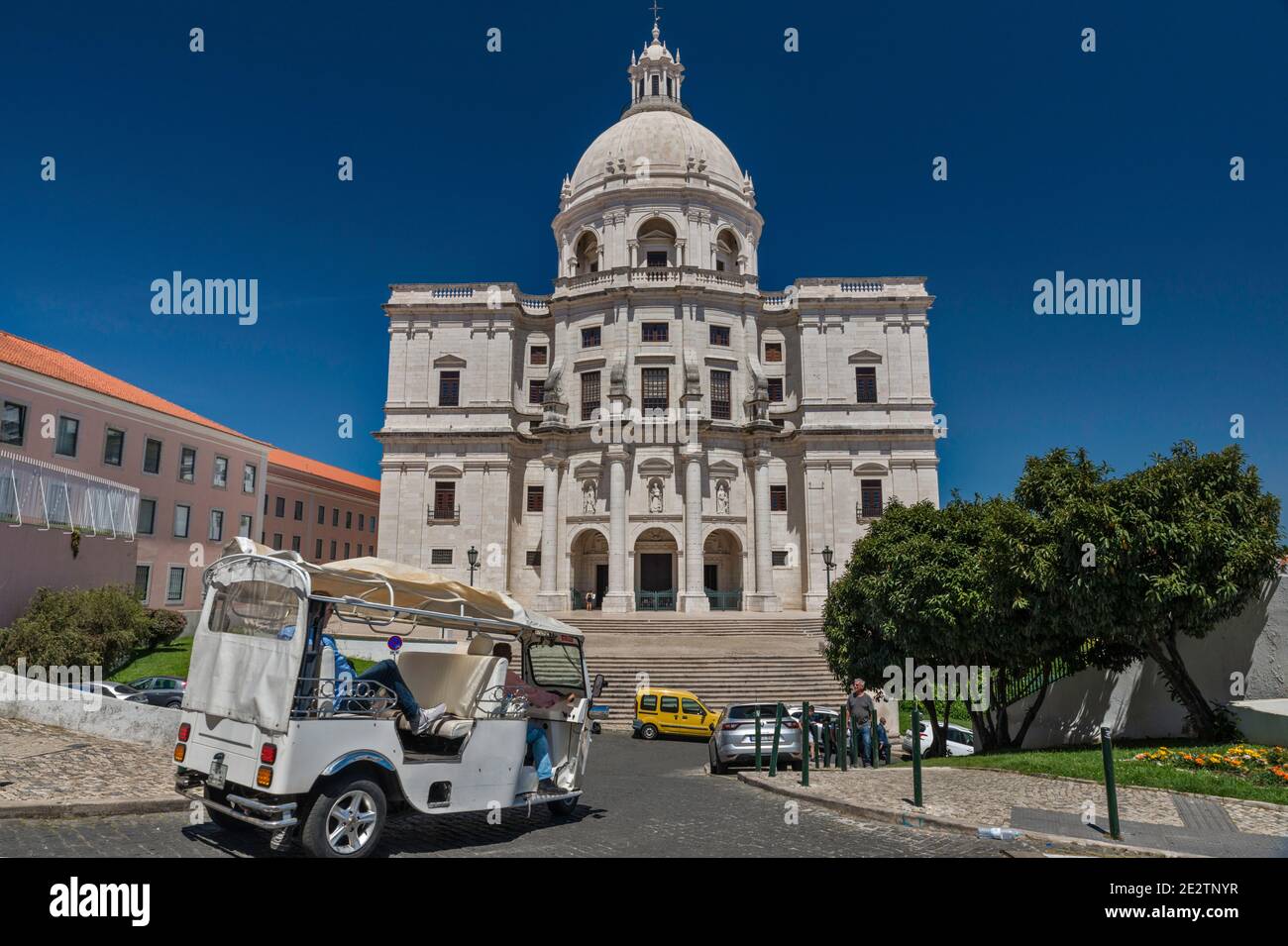Veicolo a tre ruote per i turisti, Pantheon Nazionale ex Chiesa di Santa Engracia, Piazza campo de Santa Clara, quartiere Alfama, Lisbona, Portogallo Foto Stock