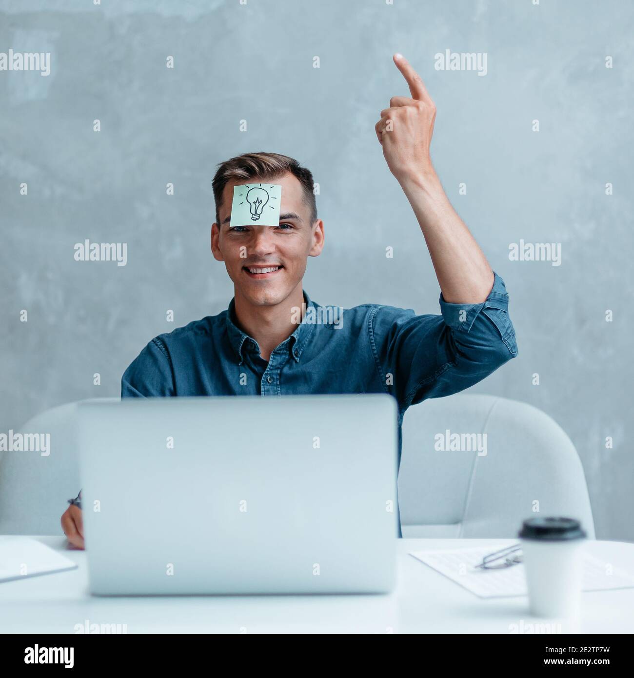 giovane creativo con una buona idea. Foto Stock