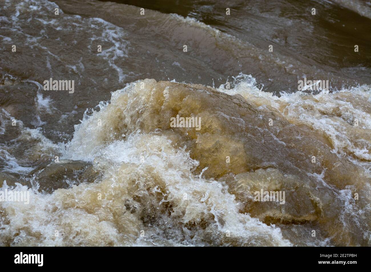 Acqua turbolenta ad un weir dopo le precipitazioni pesanti, Warwickshire, Regno Unito Foto Stock