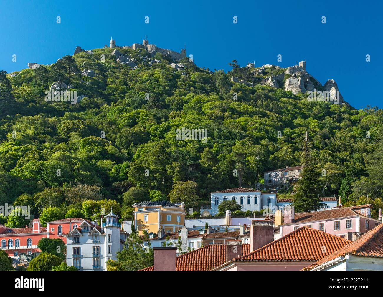 Castelo dos Mouros (Castello dei Mori), vista da Praca da Republica a Sintra, quartiere di Lisbona, Lisboa regione, Portogallo Foto Stock