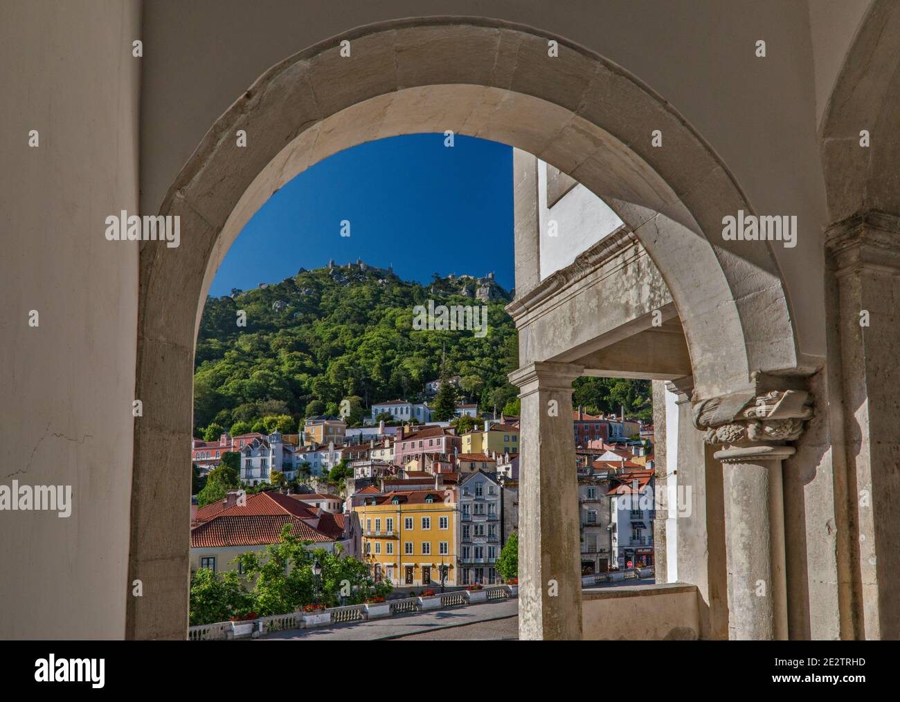 Castelo dos Mouros (Castello dei Mori), vista dall'ingresso al Palazzo Nazionale di Sintra a Sintra, quartiere di Lisbona, Lisboa regione, Portogallo Foto Stock