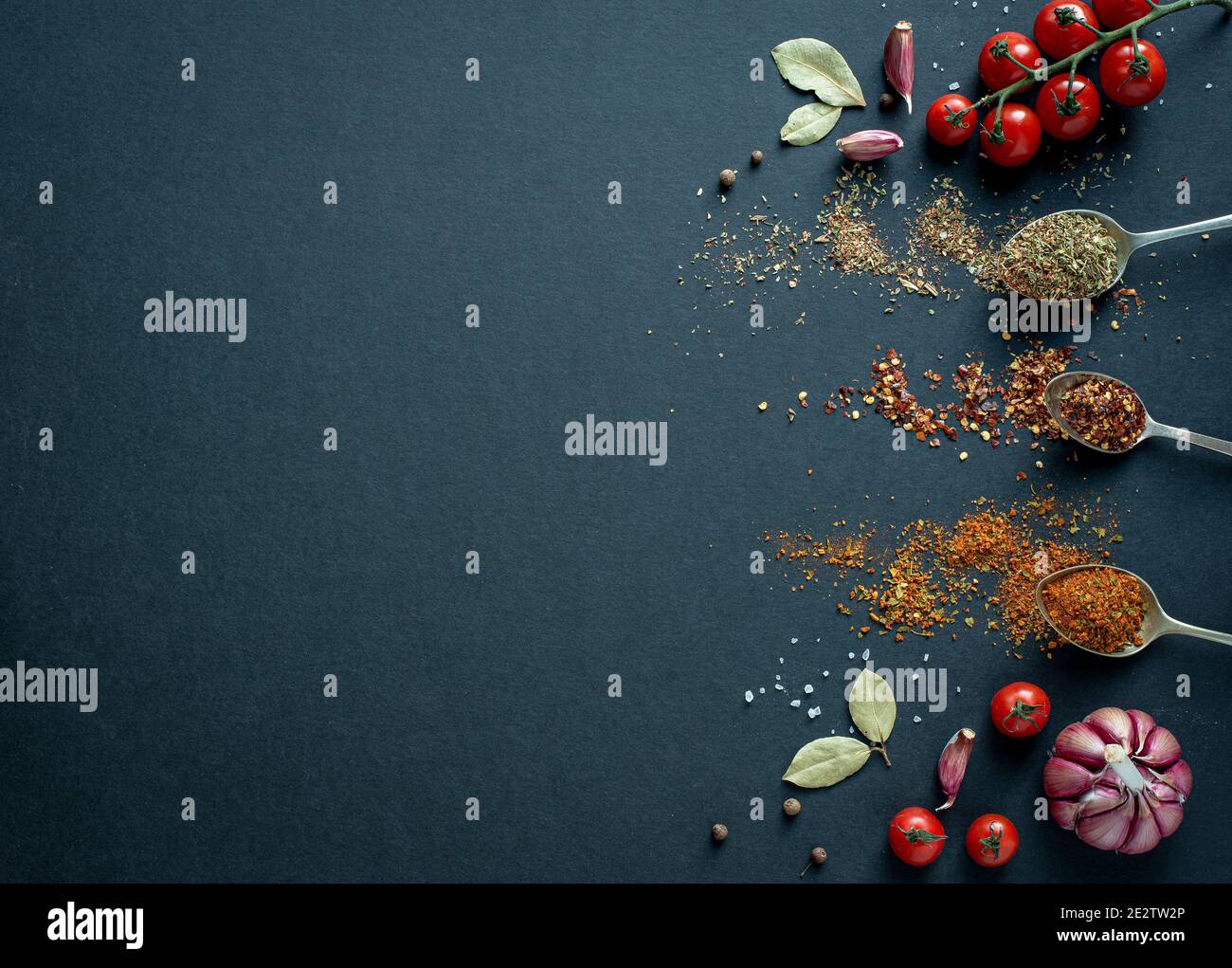 Fotografia spaziale vuota con spezie, aglio, tomatos Foto Stock