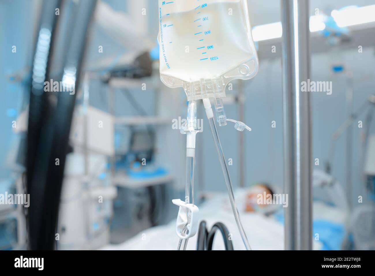Il sistema endovenoso gocciola nel paziente in terapia intensiva. Foto Stock
